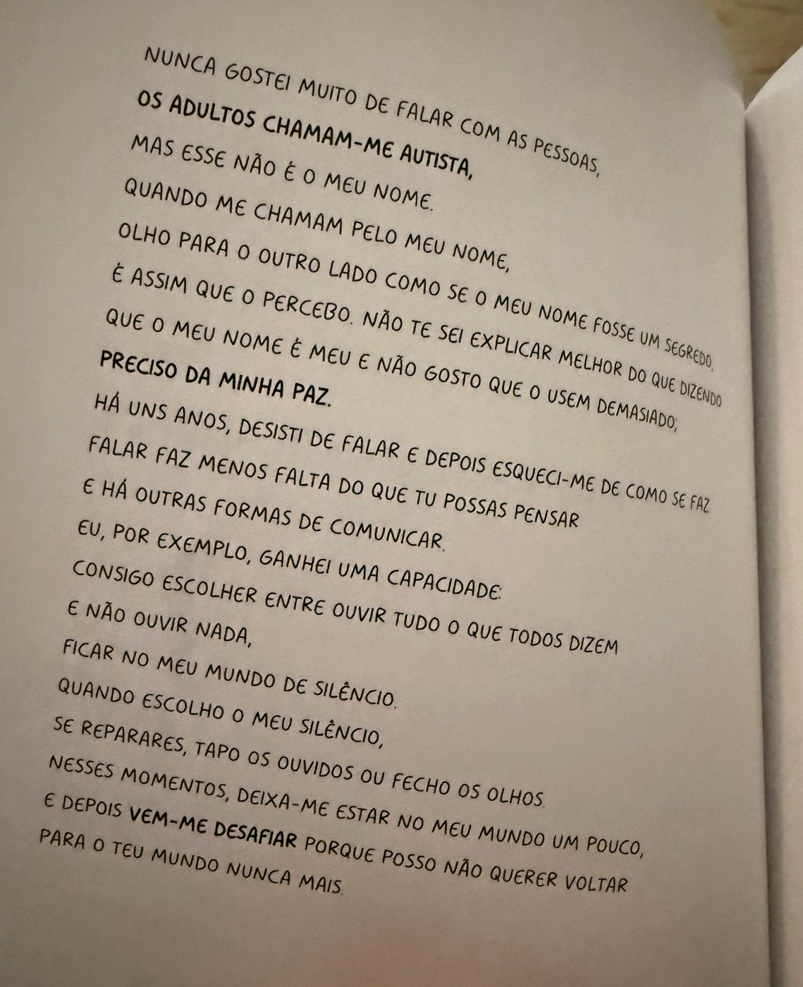 Página interior de Falar não é preciso, com o texto inclinado e partes a negrito