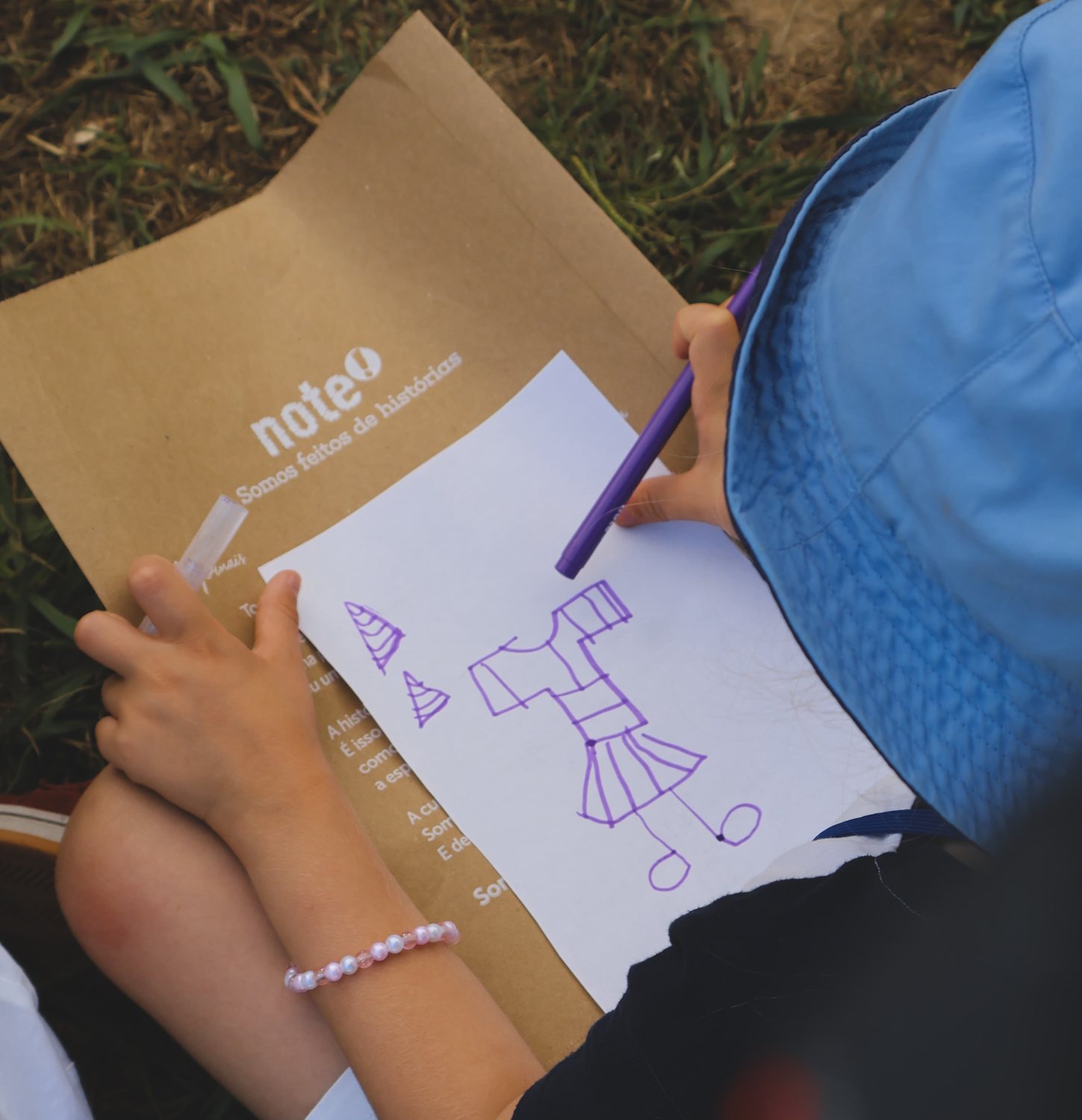 Uma criança a desenhar ao ar livre